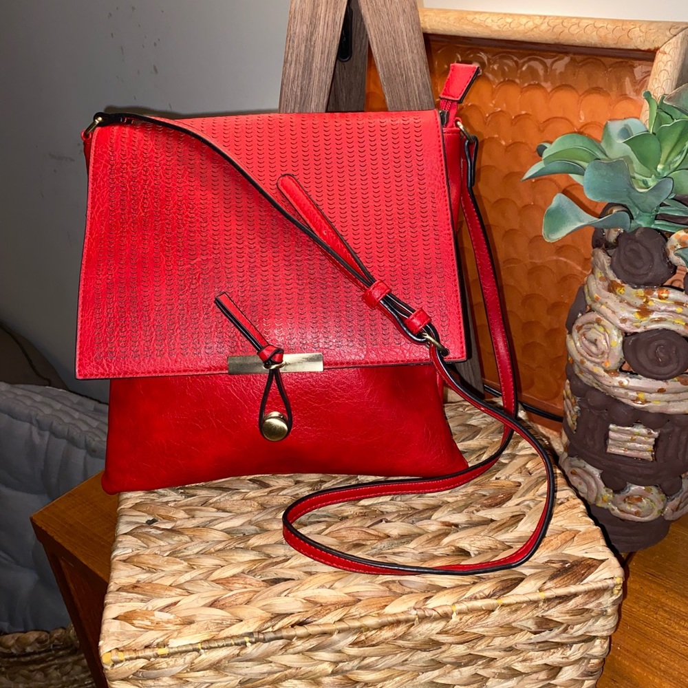 HOT RED CROSSBODY😍